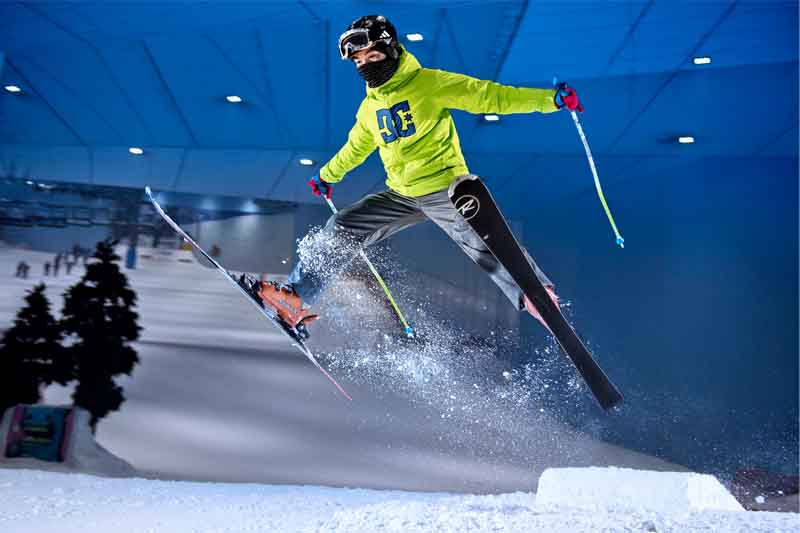 Ski Dubaï - Ski Dubai Snow Park, The Snow Park is located in Mall of the Emirates. It is the Middle East’s first indoor ski resort, offers, Ski Dubai Snow Classic Tickets, Snow Daycation Pass, Ski Dubai Penguins Counter, Ski Dubai Snow Plus, Ski Dubai Slope session full day and 2 hours. A perfect place for fun with your friends and family in the world's largest indoor snow park houses an amazing 3,000 square meters of snow. Ski Dubaï - Image 4 sur 5