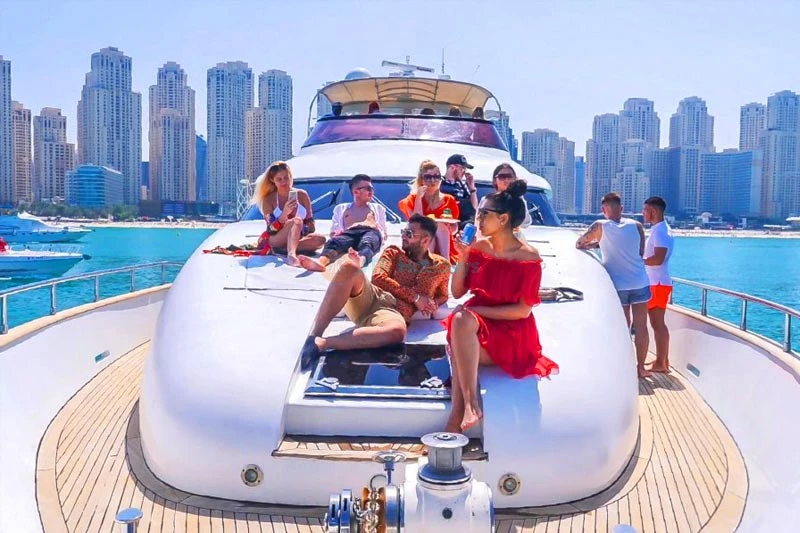 Dubai Marina Yacht Tour with Breakfast or BBQ