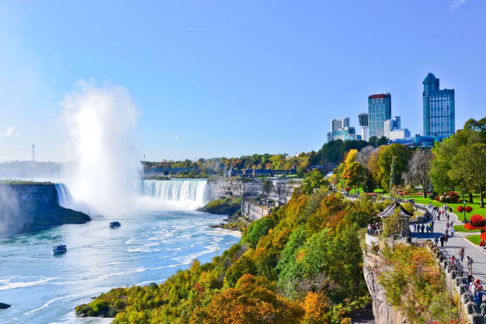 Excursion aux Chutes du Niagara depuis New York - Découvrez les impressionnantes Chutes du Niagara lors d'une visite guidée depuis New York avec JTR Vacances. Profitez du transport aller-retour, de croisières en bateau pleines de sensations, et d'une journée complète consacrée à l'exploration de l'une des merveilles naturelles les plus emblématiques au monde. Parfaite pour les amoureux de la nature et les amateurs d'aventure, cette excursion promet une expérience inoubliable. Excursion aux Chutes du Niagara depuis New York - Image 1 sur 5