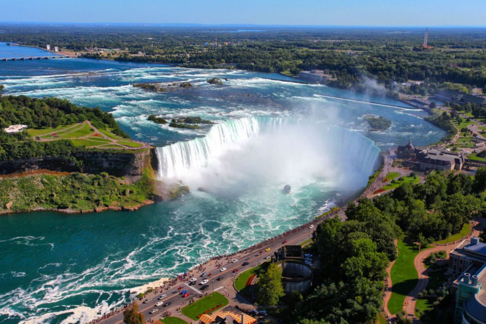 Excursion aux Chutes du Niagara depuis New York - Découvrez les impressionnantes Chutes du Niagara lors d'une visite guidée depuis New York avec JTR Vacances. Profitez du transport aller-retour, de croisières en bateau pleines de sensations, et d'une journée complète consacrée à l'exploration de l'une des merveilles naturelles les plus emblématiques au monde. Parfaite pour les amoureux de la nature et les amateurs d'aventure, cette excursion promet une expérience inoubliable. Excursion aux Chutes du Niagara depuis New York - Image 3 sur 5