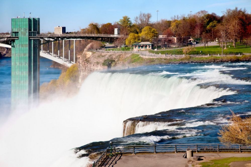 Excursion aux Chutes du Niagara depuis New York - Découvrez les impressionnantes Chutes du Niagara lors d'une visite guidée depuis New York avec JTR Vacances. Profitez du transport aller-retour, de croisières en bateau pleines de sensations, et d'une journée complète consacrée à l'exploration de l'une des merveilles naturelles les plus emblématiques au monde. Parfaite pour les amoureux de la nature et les amateurs d'aventure, cette excursion promet une expérience inoubliable. Excursion aux Chutes du Niagara depuis New York - Image 4 sur 5