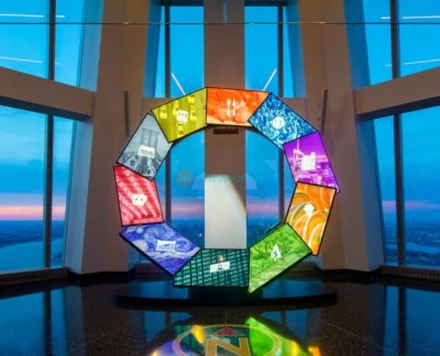 Обсерватория One World - Забронируйте билеты в Обсерваторию One World с Джей Ти Ар Холидейс и насладитесь потрясающими видами на 360° с самого высокого здания в Нью-Йорке. Поднимитесь на лифте Sky Pod, испытайте Sky Portal и исследуйте главные достопримечательности Нью-Йорка. Забронируйте билеты на смотровую площадку Башни Всемирного торгового центра сегодня, чтобы увидеть лучшие виды Манхэттена, Статую Свободы и окрестности. Не пропустите одно из самых знаковых мест для посещения в Нью-Йорке. Обсерватория One World - Изображение 5 из 5