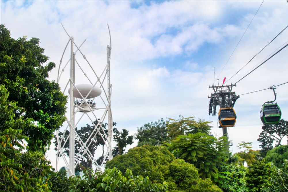 SkyHelix Sentosa - Самая высокая панорамная открытвая поездка в Сингапуре - Испытайте SkyHelix Sentosa, самую высокую панорамную открытую поездку в Сингапуре. Наслаждайтесь потрясающим 360-градусным видом с высоты 79 метров над уровнем моря. Расслабьтесь в вращающейся гондоле и наслаждайтесь захватывающими видами на Сентозу и южные острова. Идеально подходит как для любителей острых ощущений, так и для туристов! SkyHelix Sentosa - Самая высокая панорамная открытвая поездка в Сингапуре - Изображение 1 из 5