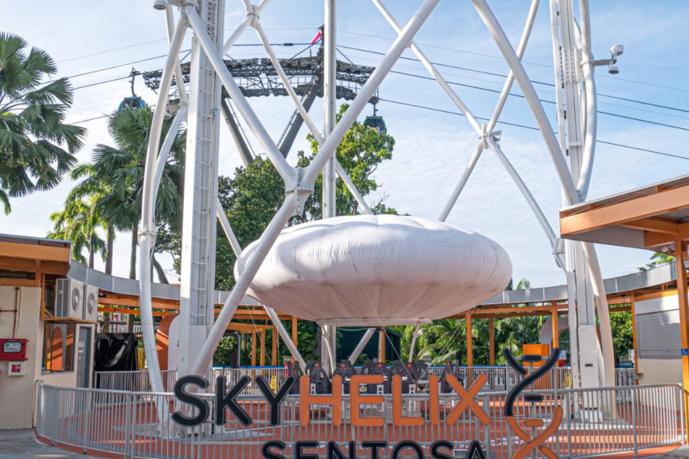 SkyHelix Sentosa - Самая высокая панорамная открытвая поездка в Сингапуре - Испытайте SkyHelix Sentosa, самую высокую панорамную открытую поездку в Сингапуре. Наслаждайтесь потрясающим 360-градусным видом с высоты 79 метров над уровнем моря. Расслабьтесь в вращающейся гондоле и наслаждайтесь захватывающими видами на Сентозу и южные острова. Идеально подходит как для любителей острых ощущений, так и для туристов! SkyHelix Sentosa - Самая высокая панорамная открытвая поездка в Сингапуре - Изображение 2 из 5