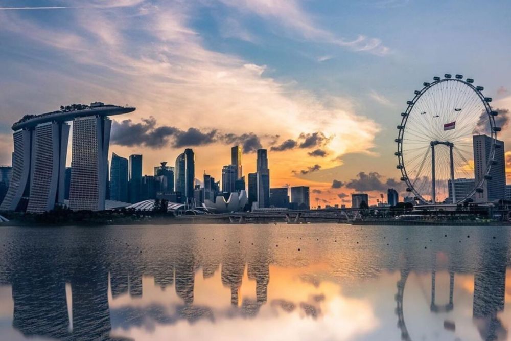 Singapore Flyer - Discover breathtaking views of Singapore from the Singapore Flyer, one of the world's largest observation wheels. Enjoy a memorable ride with 360-degree views of Marina Bay, Gardens by the Bay, and more. Perfect for tourists and locals looking for a unique Singapore experience. Singapore Flyer - Image 4 of 5