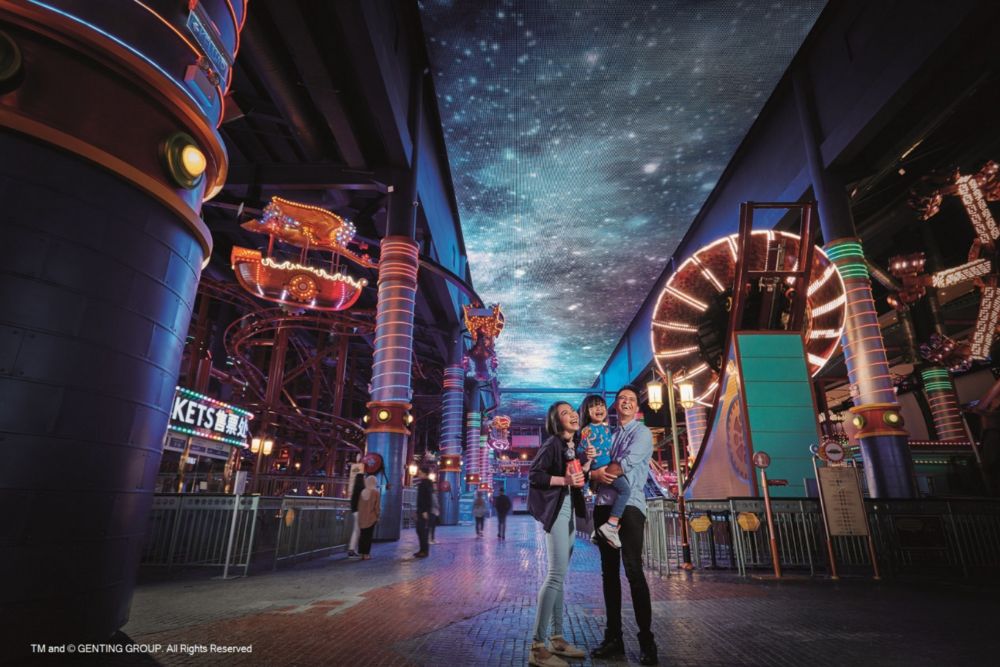 Skytropolis Indoor Themenpark - Erleben Sie den Nervenkitzel des Skytropolis Indoor Themenparks in Genting Highlands! Genießen Sie eine breite Palette an aufregenden Fahrgeschäften und familienfreundlichen Attraktionen in einer lebendigen, überdachten Umgebung. Perfekt für alle Altersgruppen, der ultimative Ort für Spaß und Abenteuer. Buchen Sie Ihre Skytropolis-Tickets jetzt bei JTR Holidays zu den besten Preisen. Beginnen Sie noch heute Ihr Abenteuer! Skytropolis Indoor Themenpark - Bild 1 von 5