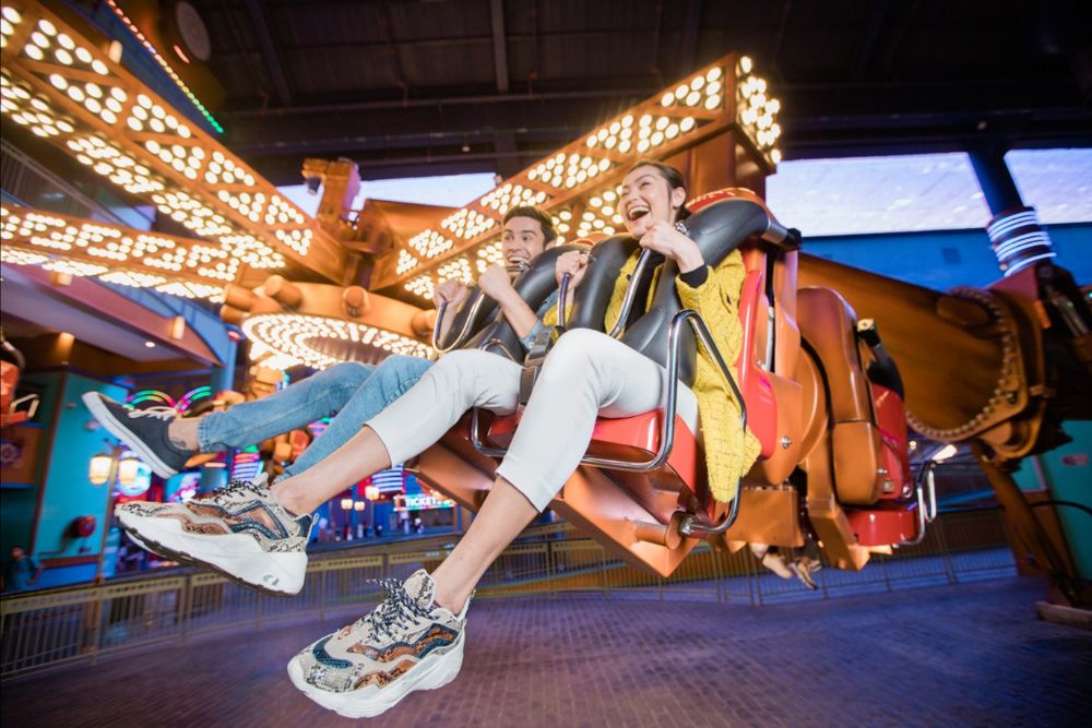 Skytropolis Indoor Themenpark - Erleben Sie den Nervenkitzel des Skytropolis Indoor Themenparks in Genting Highlands! Genießen Sie eine breite Palette an aufregenden Fahrgeschäften und familienfreundlichen Attraktionen in einer lebendigen, überdachten Umgebung. Perfekt für alle Altersgruppen, der ultimative Ort für Spaß und Abenteuer. Buchen Sie Ihre Skytropolis-Tickets jetzt bei JTR Holidays zu den besten Preisen. Beginnen Sie noch heute Ihr Abenteuer! Skytropolis Indoor Themenpark - Bild 5 von 5