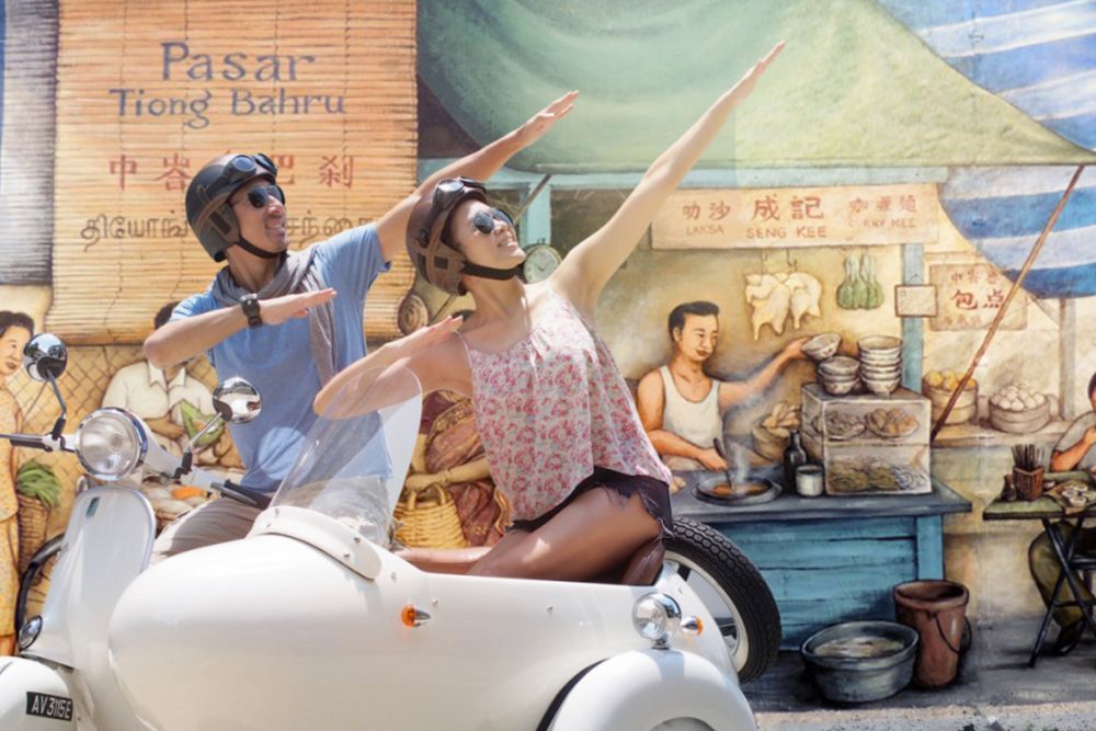 Singapur Heritage Vespa Seitenwagen Tour - Erlebe Singapur wie nie zuvor mit der Singapur Seitenwagen Heritage Tour. Fahre in Vintage Vespa-Seitenwagen, während du ikonische Sehenswürdigkeiten, lebhafte Viertel und versteckte Juwelen erkundest. Perfekt für Geschichtsbegeisterte und Abenteurer gleichermaßen bietet diese einzigartige Tour eine Mischung aus Kultur, Spaß und Nostalgie. Buche jetzt für eine unvergessliche Reise durch Singapurs reiches Erbe. Singapur Heritage Vespa Seitenwagen Tour - Bild 1 von 5