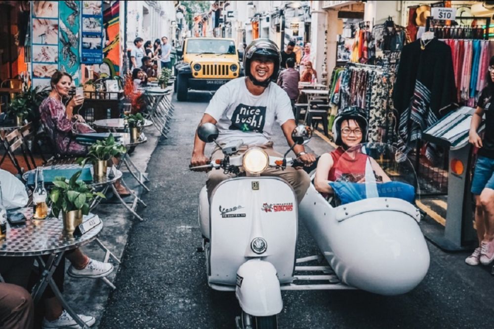 Singapur Heritage Vespa Seitenwagen Tour - Erlebe Singapur wie nie zuvor mit der Singapur Seitenwagen Heritage Tour. Fahre in Vintage Vespa-Seitenwagen, während du ikonische Sehenswürdigkeiten, lebhafte Viertel und versteckte Juwelen erkundest. Perfekt für Geschichtsbegeisterte und Abenteurer gleichermaßen bietet diese einzigartige Tour eine Mischung aus Kultur, Spaß und Nostalgie. Buche jetzt für eine unvergessliche Reise durch Singapurs reiches Erbe. Singapur Heritage Vespa Seitenwagen Tour - Bild 3 von 5