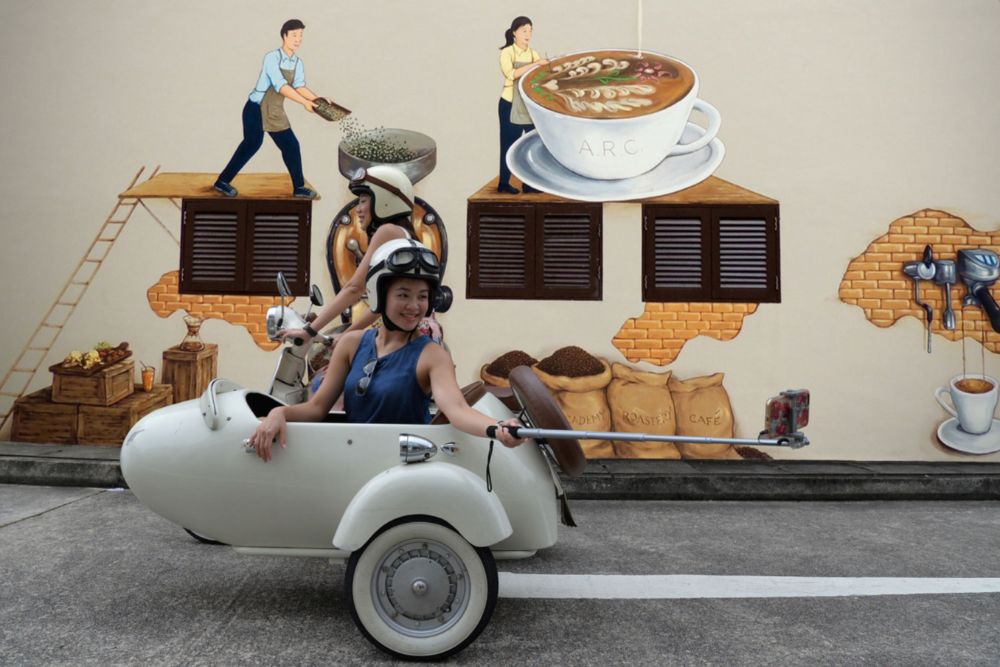 Singapur Heritage Vespa Seitenwagen Tour - Erlebe Singapur wie nie zuvor mit der Singapur Seitenwagen Heritage Tour. Fahre in Vintage Vespa-Seitenwagen, während du ikonische Sehenswürdigkeiten, lebhafte Viertel und versteckte Juwelen erkundest. Perfekt für Geschichtsbegeisterte und Abenteurer gleichermaßen bietet diese einzigartige Tour eine Mischung aus Kultur, Spaß und Nostalgie. Buche jetzt für eine unvergessliche Reise durch Singapurs reiches Erbe. Singapur Heritage Vespa Seitenwagen Tour - Bild 4 von 5