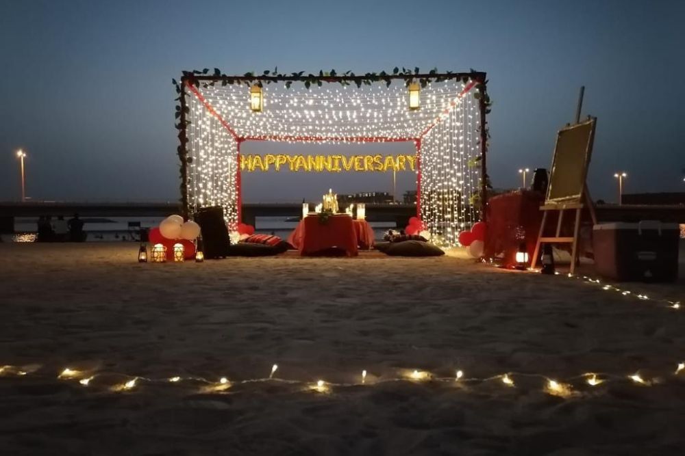 Fêtes exclusives dans le désert : safari privé et expérience en tente de luxe - Vivez un safari privé dans le désert inoubliable avec notre installation exclusive, idéal pour anniversaires, anniversaires de mariage et rassemblements de groupe. Profitez d'une aventure palpitante de 6-7 heures comprenant des franchissements de dunes en 4x4, du surf des sables et des vues imprenables sur le coucher du soleil. Savourez un dîner personnalisé, un espace privé décoré avec ballons et éclairage, et un gâteau de 1 kg. Notre forfait tout compris garantit une célébration mémorable avec chicha sur demande et retour pratique à l'hôtel. Fêtes exclusives dans le désert : safari privé et expérience en tente de luxe - Image 1 sur 5