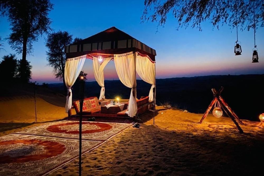 Fêtes exclusives dans le désert : safari privé et expérience en tente de luxe - Vivez un safari privé dans le désert inoubliable avec notre installation exclusive, idéal pour anniversaires, anniversaires de mariage et rassemblements de groupe. Profitez d'une aventure palpitante de 6-7 heures comprenant des franchissements de dunes en 4x4, du surf des sables et des vues imprenables sur le coucher du soleil. Savourez un dîner personnalisé, un espace privé décoré avec ballons et éclairage, et un gâteau de 1 kg. Notre forfait tout compris garantit une célébration mémorable avec chicha sur demande et retour pratique à l'hôtel. Fêtes exclusives dans le désert : safari privé et expérience en tente de luxe - Image 2 sur 5
