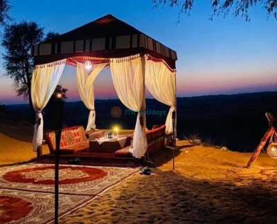Exklusive Wüstenpartys: Private Safari & Luxuriöse Zelt-Erlebnisse - Erleben Sie eine unvergessliche private Wüstensafari mit unserem exklusiven Arrangement, ideal für Geburtstage, Jubiläen und Gruppentreffen. Genießen Sie ein aufregendes 6-7-stündiges Abenteuer inklusive Dünenfahrten, Sandboarding und atemberaubenden Sonnenuntergangsansichten. Schlemmen Sie ein persönliches Abendessen, einen dekorierten privaten Bereich mit Luftballons und Lichtern sowie eine 1-kg-Torte. Unser All-inclusive-Paket garantiert eine unvergessliche Feier mit Shisha auf Wunsch und bequemem Hotel-Rücktransport. Exklusive Wüstenpartys: Private Safari & Luxuriöse Zelt-Erlebnisse - Bild 2 von 5