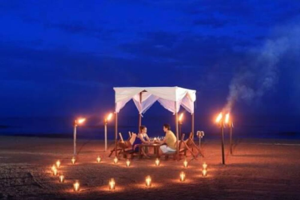 Fêtes exclusives dans le désert : safari privé et expérience en tente de luxe - Vivez un safari privé dans le désert inoubliable avec notre installation exclusive, idéal pour anniversaires, anniversaires de mariage et rassemblements de groupe. Profitez d'une aventure palpitante de 6-7 heures comprenant des franchissements de dunes en 4x4, du surf des sables et des vues imprenables sur le coucher du soleil. Savourez un dîner personnalisé, un espace privé décoré avec ballons et éclairage, et un gâteau de 1 kg. Notre forfait tout compris garantit une célébration mémorable avec chicha sur demande et retour pratique à l'hôtel. Fêtes exclusives dans le désert : safari privé et expérience en tente de luxe - Image 5 sur 5