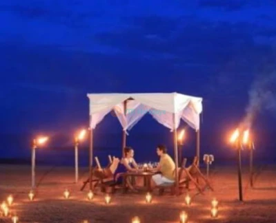 Exklusive Wüstenpartys: Private Safari & Luxuriöse Zelt-Erlebnisse - Erleben Sie eine unvergessliche private Wüstensafari mit unserem exklusiven Arrangement, ideal für Geburtstage, Jubiläen und Gruppentreffen. Genießen Sie ein aufregendes 6-7-stündiges Abenteuer inklusive Dünenfahrten, Sandboarding und atemberaubenden Sonnenuntergangsansichten. Schlemmen Sie ein persönliches Abendessen, einen dekorierten privaten Bereich mit Luftballons und Lichtern sowie eine 1-kg-Torte. Unser All-inclusive-Paket garantiert eine unvergessliche Feier mit Shisha auf Wunsch und bequemem Hotel-Rücktransport. Exklusive Wüstenpartys: Private Safari & Luxuriöse Zelt-Erlebnisse - Bild 5 von 5