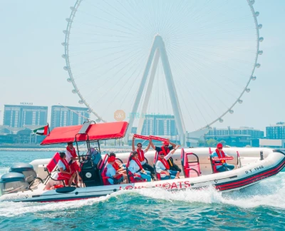 Excursion Bateau d'Amour à Dubaï - Commencez votre excursion dans le lagon de Dubai Marina, passez devant le mondialement célèbre hôtel Burj Al Arab 7 étoiles, puis dirigez-vous vers le réputé hôtel Atlantis The Palm sur Palm Jumeirah. Croyez-nous, ce sont des sites remarquables à ne pas manquer. Excursion Bateau d'Amour à Dubaï - Image 5 sur 5
