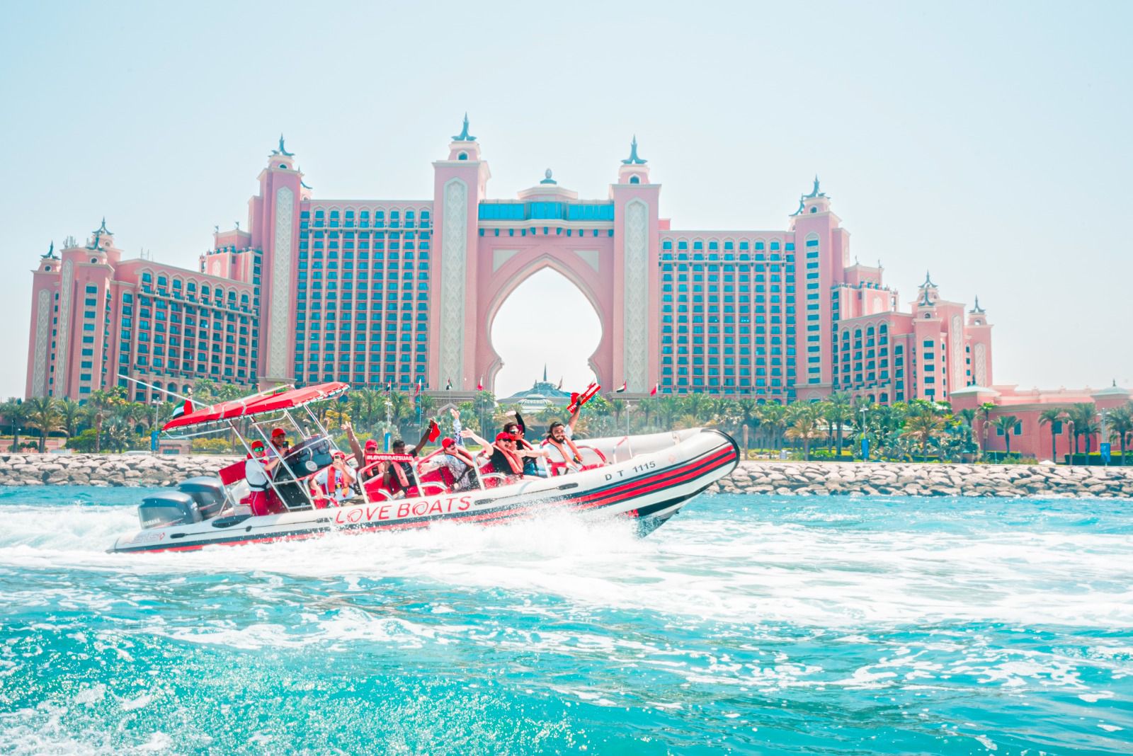 Tour del Barco del Amor Dubái - Comienza tu viaje en la Laguna de Dubai Marina, pasa por el mundialmente famoso hotel Burj Al Arab de 7 estrellas, luego dirígete al notorio hotel Atlantis The Palm en Palm Jumeirah. Confía en nosotros, son vistas impresionantes que no querrás perderte. Tour del Barco del Amor Dubái - Imagen 1 de 5