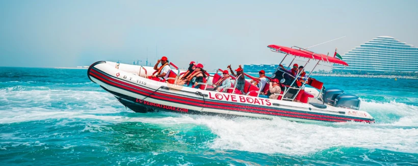 Excursion Bateau d'Amour à Dubaï - Commencez votre excursion dans le lagon de Dubai Marina, passez devant le mondialement célèbre hôtel Burj Al Arab 7 étoiles, puis dirigez-vous vers le réputé hôtel Atlantis The Palm sur Palm Jumeirah. Croyez-nous, ce sont des sites remarquables à ne pas manquer. Excursion Bateau d'Amour à Dubaï - Image 3 sur 5