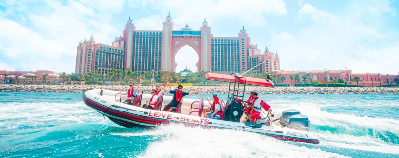 Excursion Bateau d'Amour à Dubaï - Commencez votre excursion dans le lagon de Dubai Marina, passez devant le mondialement célèbre hôtel Burj Al Arab 7 étoiles, puis dirigez-vous vers le réputé hôtel Atlantis The Palm sur Palm Jumeirah. Croyez-nous, ce sont des sites remarquables à ne pas manquer. Excursion Bateau d'Amour à Dubaï - Image 4 sur 5