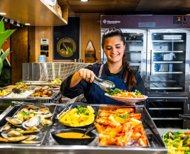 Gold Coast Buffet Dinner Cruise Ticket – Sea World Cruises Experience - JTR Holidays - Image 2 of 5