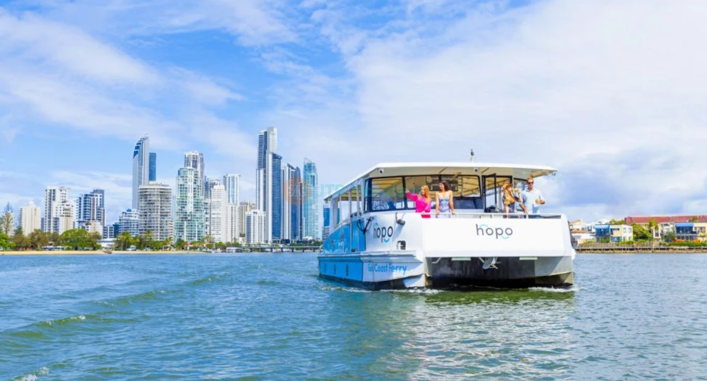 Croisière touristique à arrêts libres de la Côte d'Or - Découvrez la Côte d'Or grâce à une croisière touristique à arrêts libres le long de ses voies navigables pittoresques. Profitez de vues à couper le souffle sur la ligne d'horizon de la ville, ses plages immaculées et des sites emblématiques comme Paradis des Surfeurs, Monde Marin et Parcs du Broadwater. Parfaite pour les familles, les couples et les voyageurs en solo, cette croisière flexible propose des commentaires instructifs et la liberté d'explorer à votre rythme. Croisière touristique à arrêts libres de la Côte d'Or - Image 1 sur 5