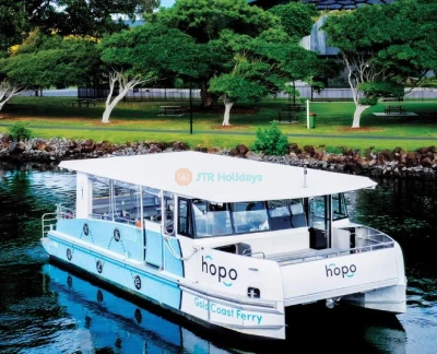 Croisière touristique à arrêts libres de la Côte d'Or - Découvrez la Côte d'Or grâce à une croisière touristique à arrêts libres le long de ses voies navigables pittoresques. Profitez de vues à couper le souffle sur la ligne d'horizon de la ville, ses plages immaculées et des sites emblématiques comme Paradis des Surfeurs, Monde Marin et Parcs du Broadwater. Parfaite pour les familles, les couples et les voyageurs en solo, cette croisière flexible propose des commentaires instructifs et la liberté d'explorer à votre rythme. Croisière touristique à arrêts libres de la Côte d'Or - Image 2 sur 5