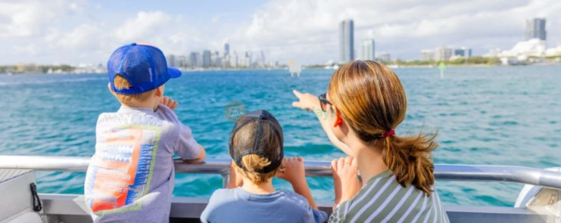 Croisière touristique à arrêts libres de la Côte d'Or - Découvrez la Côte d'Or grâce à une croisière touristique à arrêts libres le long de ses voies navigables pittoresques. Profitez de vues à couper le souffle sur la ligne d'horizon de la ville, ses plages immaculées et des sites emblématiques comme Paradis des Surfeurs, Monde Marin et Parcs du Broadwater. Parfaite pour les familles, les couples et les voyageurs en solo, cette croisière flexible propose des commentaires instructifs et la liberté d'explorer à votre rythme. Croisière touristique à arrêts libres de la Côte d'Or - Image 3 sur 5