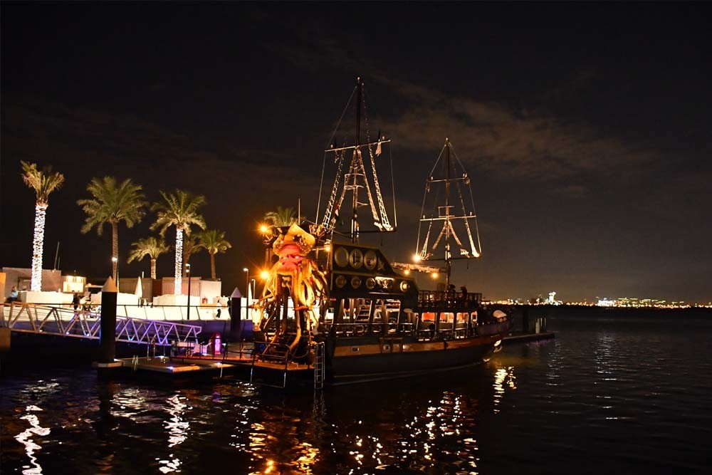 Dubai Canal Royal Dinner Cruise - Let us take you on our black Pearl Cruise Inclusive of a sumptuous international buffet accompanied by a selection of soft leverage. Dubai Canal Cruise gives the visitor an opportunity to explore this part of Dubai with the help of dinner Cruises like Creek Dhow Cruise Dubai and Marina Dhow Cruise Dubai. Dubai Canal Royal Dinner Cruise - Image 4 of 5