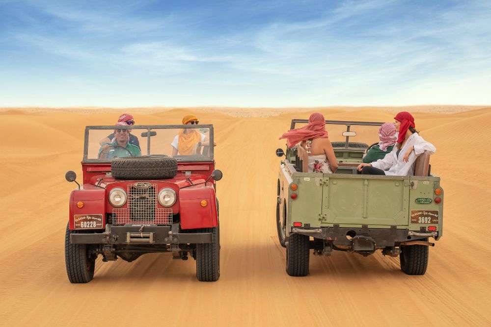 Heritage-Wüstensafari mit Übernachtung und Heißluftballonflug - Erleben Sie das ultimative Abenteuer in der Wüste von Dubai mit unserer Heritage-Wüstensafari, einschließlich Übernachtung und einem atemberaubenden Heißluftballonflug. Genießen Sie eine Natur-Safari, erleben Sie eine Sonnenuntergang-Falkenshow und schlemmen Sie ein authentisches arabisches Abendessen unter den Sternen. Nach einer erholsamen Nacht steigen Sie bei Sonnenaufgang in einen Heißluftballon und genießen ein mit einem Michelin-Stern ausgezeichnetes Frühstück in einer friedlichen Oase. Diese unvergessliche Reise verbindet Kultur, Küche und atemberaubende Wüstenlandschaften! Heritage-Wüstensafari mit Übernachtung und Heißluftballonflug - Bild 1 von 5