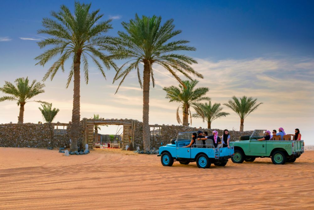 Heritage-Wüstensafari mit Übernachtung und Heißluftballonflug - Erleben Sie das ultimative Abenteuer in der Wüste von Dubai mit unserer Heritage-Wüstensafari, einschließlich Übernachtung und einem atemberaubenden Heißluftballonflug. Genießen Sie eine Natur-Safari, erleben Sie eine Sonnenuntergang-Falkenshow und schlemmen Sie ein authentisches arabisches Abendessen unter den Sternen. Nach einer erholsamen Nacht steigen Sie bei Sonnenaufgang in einen Heißluftballon und genießen ein mit einem Michelin-Stern ausgezeichnetes Frühstück in einer friedlichen Oase. Diese unvergessliche Reise verbindet Kultur, Küche und atemberaubende Wüstenlandschaften! Heritage-Wüstensafari mit Übernachtung und Heißluftballonflug - Bild 2 von 5