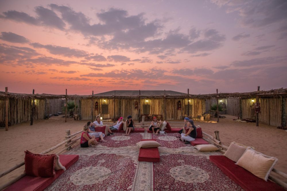 Heritage-Wüstensafari mit Übernachtung und Heißluftballonflug - Erleben Sie das ultimative Abenteuer in der Wüste von Dubai mit unserer Heritage-Wüstensafari, einschließlich Übernachtung und einem atemberaubenden Heißluftballonflug. Genießen Sie eine Natur-Safari, erleben Sie eine Sonnenuntergang-Falkenshow und schlemmen Sie ein authentisches arabisches Abendessen unter den Sternen. Nach einer erholsamen Nacht steigen Sie bei Sonnenaufgang in einen Heißluftballon und genießen ein mit einem Michelin-Stern ausgezeichnetes Frühstück in einer friedlichen Oase. Diese unvergessliche Reise verbindet Kultur, Küche und atemberaubende Wüstenlandschaften! Heritage-Wüstensafari mit Übernachtung und Heißluftballonflug - Bild 3 von 5