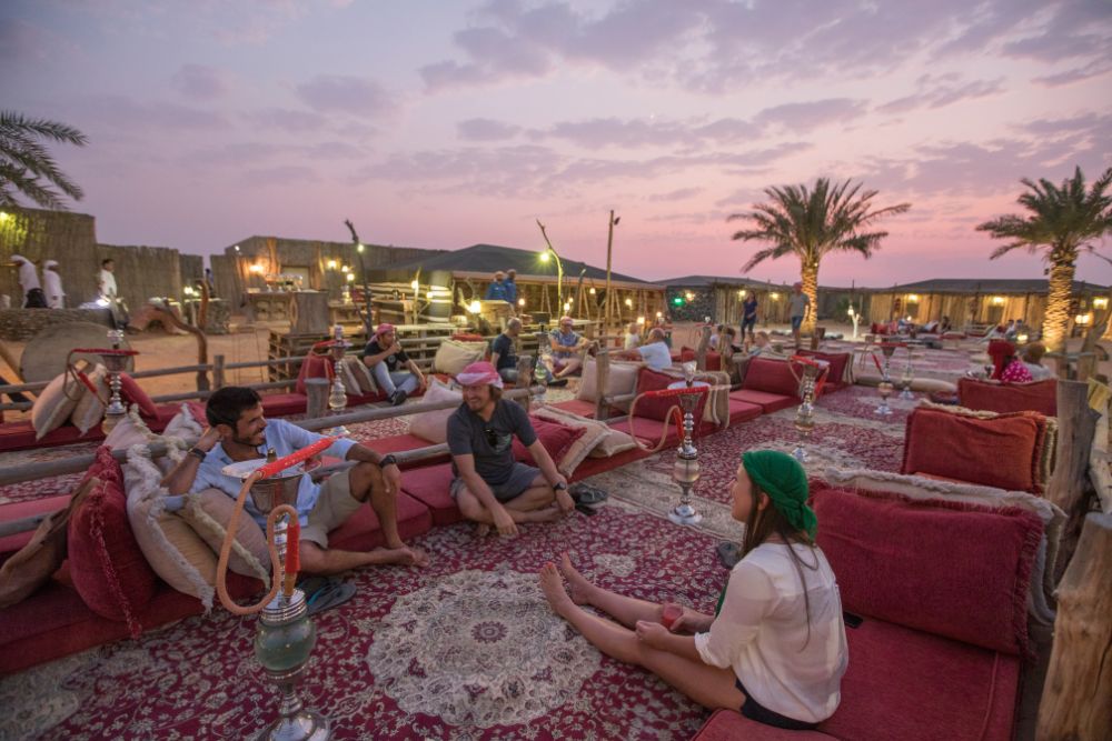 Heritage-Wüstensafari mit Übernachtung und Heißluftballonflug - Erleben Sie das ultimative Abenteuer in der Wüste von Dubai mit unserer Heritage-Wüstensafari, einschließlich Übernachtung und einem atemberaubenden Heißluftballonflug. Genießen Sie eine Natur-Safari, erleben Sie eine Sonnenuntergang-Falkenshow und schlemmen Sie ein authentisches arabisches Abendessen unter den Sternen. Nach einer erholsamen Nacht steigen Sie bei Sonnenaufgang in einen Heißluftballon und genießen ein mit einem Michelin-Stern ausgezeichnetes Frühstück in einer friedlichen Oase. Diese unvergessliche Reise verbindet Kultur, Küche und atemberaubende Wüstenlandschaften! Heritage-Wüstensafari mit Übernachtung und Heißluftballonflug - Bild 4 von 5