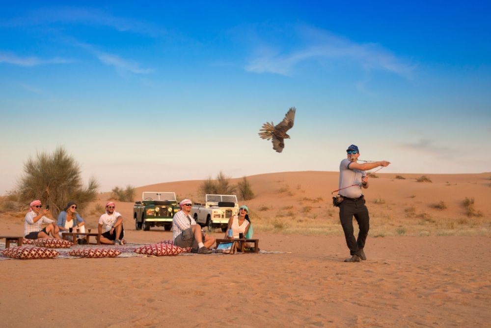 Heritage-Wüstensafari mit Übernachtung und Heißluftballonflug - Erleben Sie das ultimative Abenteuer in der Wüste von Dubai mit unserer Heritage-Wüstensafari, einschließlich Übernachtung und einem atemberaubenden Heißluftballonflug. Genießen Sie eine Natur-Safari, erleben Sie eine Sonnenuntergang-Falkenshow und schlemmen Sie ein authentisches arabisches Abendessen unter den Sternen. Nach einer erholsamen Nacht steigen Sie bei Sonnenaufgang in einen Heißluftballon und genießen ein mit einem Michelin-Stern ausgezeichnetes Frühstück in einer friedlichen Oase. Diese unvergessliche Reise verbindet Kultur, Küche und atemberaubende Wüstenlandschaften! Heritage-Wüstensafari mit Übernachtung und Heißluftballonflug - Bild 5 von 5
