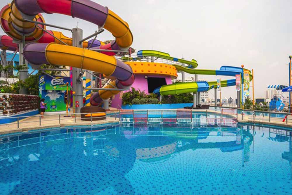 Parc aquatique Pororo Bangkok - Plongez dans le plaisir au Parc aquatique Pororo Bangkok, le premier parc aquatique sur le toit au monde à thème Pororo ! Profitez de plus de 10 000 mètres carrés de toboggans palpitants, de piscines à vagues et d'espaces de jeux interactifs conçus pour les enfants de tous âges. Situé au sommet du centre commercial Central Plaza Bangna, cette destination familiale promet une journée d'émotions et de rires. Détendez-vous dans des salons de style resort tout en dégustant de délicieux plats et boissons. Rejoignez Pororo le pingouin et ses amis pour une aventure aquatique inoubliable au cœur de Bangkok ! Parc aquatique Pororo Bangkok - Image 3 sur 5