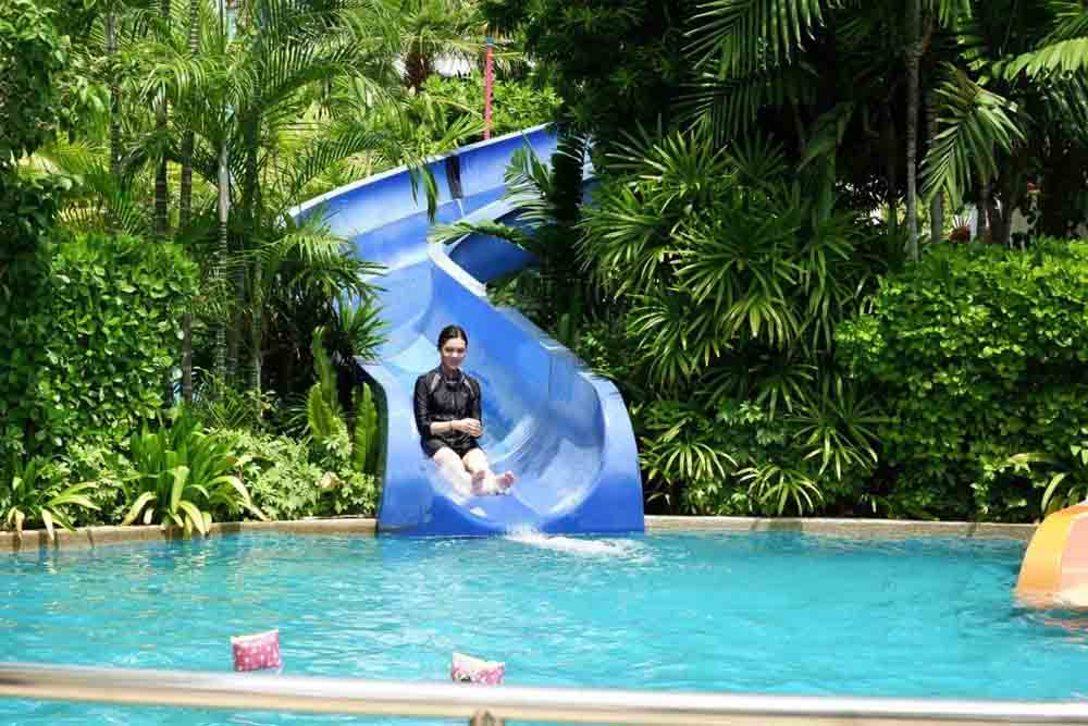 Parc aquatique Pororo Bangkok - Plongez dans le plaisir au Parc aquatique Pororo Bangkok, le premier parc aquatique sur le toit au monde à thème Pororo ! Profitez de plus de 10 000 mètres carrés de toboggans palpitants, de piscines à vagues et d'espaces de jeux interactifs conçus pour les enfants de tous âges. Situé au sommet du centre commercial Central Plaza Bangna, cette destination familiale promet une journée d'émotions et de rires. Détendez-vous dans des salons de style resort tout en dégustant de délicieux plats et boissons. Rejoignez Pororo le pingouin et ses amis pour une aventure aquatique inoubliable au cœur de Bangkok ! Parc aquatique Pororo Bangkok - Image 4 sur 5