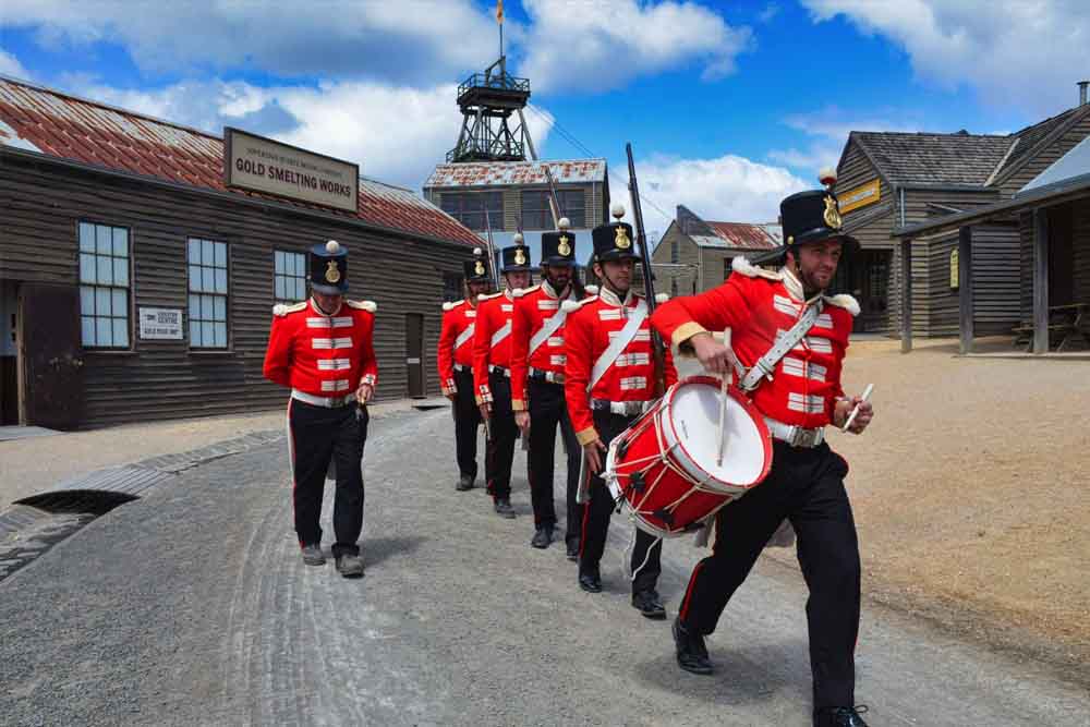 Billet pour Sovereign Hill - Melbourne - Remontez le temps à Sovereign Hill, le musée en plein air immersif de Melbourne. Explorez des mines d'or, des rues historiques et des démonstrations en direct qui font revivre la ruée vers l'or. Parfait pour les familles et les passionnés d'histoire, avec entrée gratuite pour les enfants âgés de 0 à 4 ans et tarifs spéciaux pour les 5 à 15 ans. Billet pour Sovereign Hill - Melbourne - Image 3 sur 5