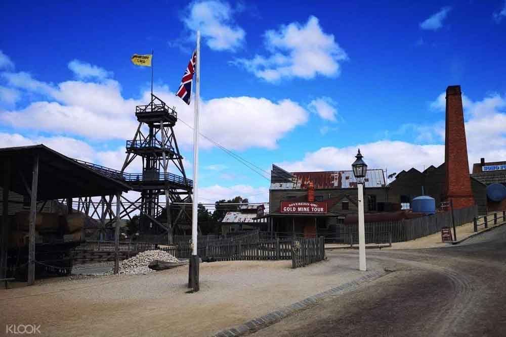 Billet pour Sovereign Hill - Melbourne - Remontez le temps à Sovereign Hill, le musée en plein air immersif de Melbourne. Explorez des mines d'or, des rues historiques et des démonstrations en direct qui font revivre la ruée vers l'or. Parfait pour les familles et les passionnés d'histoire, avec entrée gratuite pour les enfants âgés de 0 à 4 ans et tarifs spéciaux pour les 5 à 15 ans. Billet pour Sovereign Hill - Melbourne - Image 4 sur 5