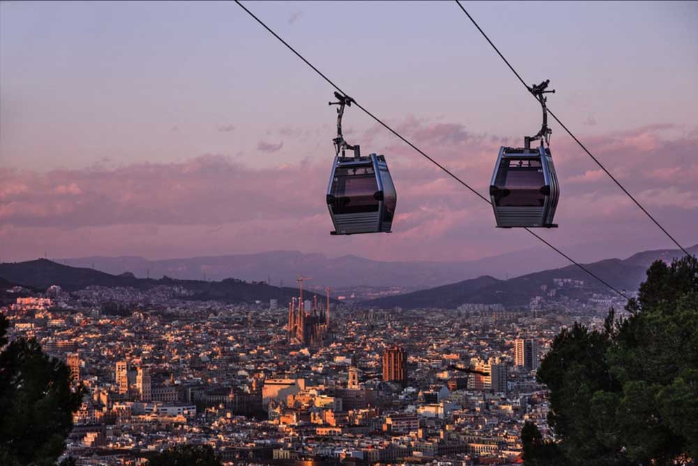 Téléphérique de Montjuïc (Téléphérique de Barcelone) - Montez à bord du téléphérique de Montjuïc pour des vues panoramiques inoubliables de Barcelone. Ce téléphérique pittoresque vous emmène de la ville jusqu'à la colline de Montjuïc, offrant des panoramas à couper le souffle sur les monuments, le port et la mer Méditerranée. Parfait pour immortaliser Barcelone vue d'en haut ! Téléphérique de Montjuïc (Téléphérique de Barcelone) - Image 2 sur 5