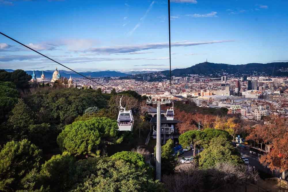 Téléphérique de Montjuïc (Téléphérique de Barcelone) - Montez à bord du téléphérique de Montjuïc pour des vues panoramiques inoubliables de Barcelone. Ce téléphérique pittoresque vous emmène de la ville jusqu'à la colline de Montjuïc, offrant des panoramas à couper le souffle sur les monuments, le port et la mer Méditerranée. Parfait pour immortaliser Barcelone vue d'en haut ! Téléphérique de Montjuïc (Téléphérique de Barcelone) - Image 3 sur 5
