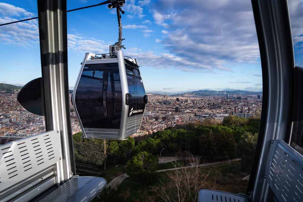Téléphérique de Montjuïc (Téléphérique de Barcelone) - Montez à bord du téléphérique de Montjuïc pour des vues panoramiques inoubliables de Barcelone. Ce téléphérique pittoresque vous emmène de la ville jusqu'à la colline de Montjuïc, offrant des panoramas à couper le souffle sur les monuments, le port et la mer Méditerranée. Parfait pour immortaliser Barcelone vue d'en haut ! Téléphérique de Montjuïc (Téléphérique de Barcelone) - Image 4 sur 5