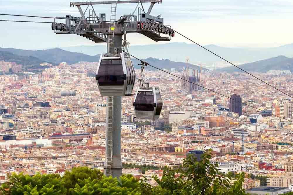Téléphérique de Montjuïc (Téléphérique de Barcelone) - Montez à bord du téléphérique de Montjuïc pour des vues panoramiques inoubliables de Barcelone. Ce téléphérique pittoresque vous emmène de la ville jusqu'à la colline de Montjuïc, offrant des panoramas à couper le souffle sur les monuments, le port et la mer Méditerranée. Parfait pour immortaliser Barcelone vue d'en haut ! Téléphérique de Montjuïc (Téléphérique de Barcelone) - Image 5 sur 5