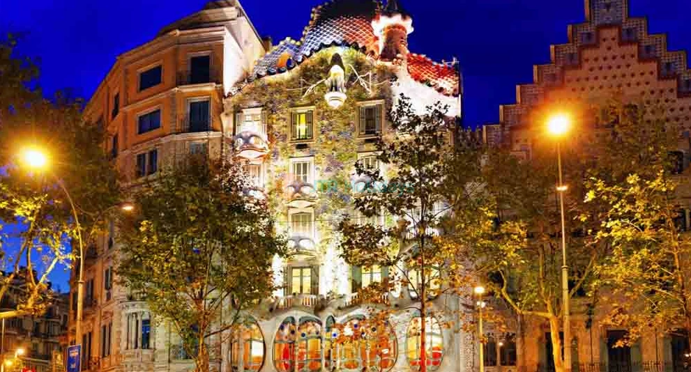 Casa Batlló - Barcelona - Treten Sie ein in die Welt von Antoni Gaudí im Casa Batlló, einem der atemberaubendsten architektonischen Juwelen Barcelonas. Casa Batlló zeigt Gaudís Kreativität mit lebendigen Farben, fließenden Linien und einem bezaubernden Dach. Entdecken Sie die faszinierenden Räume und die filigranen Details, die Casa Batlló zu einem Muss für Architektur-Liebhaber und Reisende machen. Casa Batlló - Barcelona - Bild 1 von 5