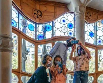 Casa Batlló - Barcelona - Treten Sie ein in die Welt von Antoni Gaudí im Casa Batlló, einem der atemberaubendsten architektonischen Juwelen Barcelonas. Casa Batlló zeigt Gaudís Kreativität mit lebendigen Farben, fließenden Linien und einem bezaubernden Dach. Entdecken Sie die faszinierenden Räume und die filigranen Details, die Casa Batlló zu einem Muss für Architektur-Liebhaber und Reisende machen. Casa Batlló - Barcelona - Bild 2 von 5