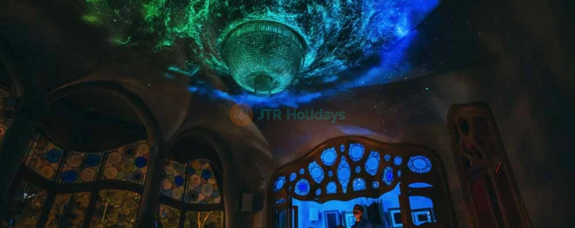 Casa Batlló - Barcelona - Treten Sie ein in die Welt von Antoni Gaudí im Casa Batlló, einem der atemberaubendsten architektonischen Juwelen Barcelonas. Casa Batlló zeigt Gaudís Kreativität mit lebendigen Farben, fließenden Linien und einem bezaubernden Dach. Entdecken Sie die faszinierenden Räume und die filigranen Details, die Casa Batlló zu einem Muss für Architektur-Liebhaber und Reisende machen. Casa Batlló - Barcelona - Bild 4 von 5