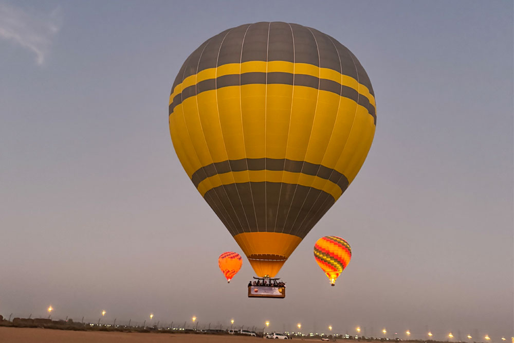 Ticket para Paseo en Globo Aerostático en Dubái - Volamos por todo Dubái y nuestro toque personal y experiencia profesional harán de tu vuelo un evento memorable. Programamos vuelos una vez al día, todos los días, durante todo el año. Nuestro objetivo es ofrecer Paseos en Globo Aerostático premium para que todos los disfruten. Nos esforzamos por hacer que tu Paseo en Globo Aerostático sobre el pintoresco Dubái sea una experiencia maravillosa que atesorarás durante años. Ticket para Paseo en Globo Aerostático en Dubái - Imagen 1 de 5