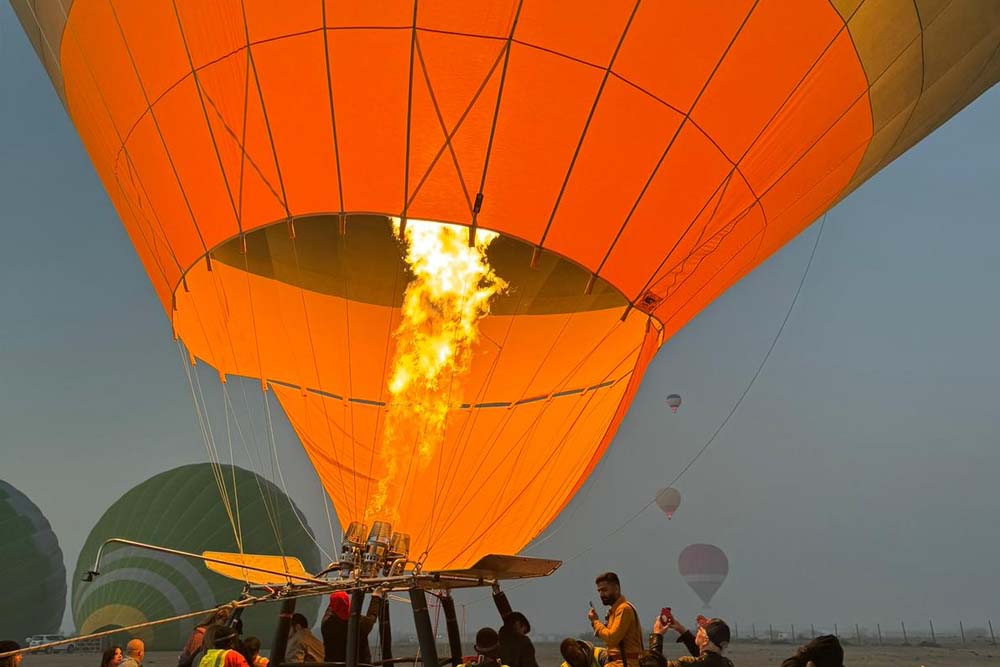 Ticket para Paseo en Globo Aerostático en Dubái - Volamos por todo Dubái y nuestro toque personal y experiencia profesional harán de tu vuelo un evento memorable. Programamos vuelos una vez al día, todos los días, durante todo el año. Nuestro objetivo es ofrecer Paseos en Globo Aerostático premium para que todos los disfruten. Nos esforzamos por hacer que tu Paseo en Globo Aerostático sobre el pintoresco Dubái sea una experiencia maravillosa que atesorarás durante años. Ticket para Paseo en Globo Aerostático en Dubái - Imagen 2 de 5
