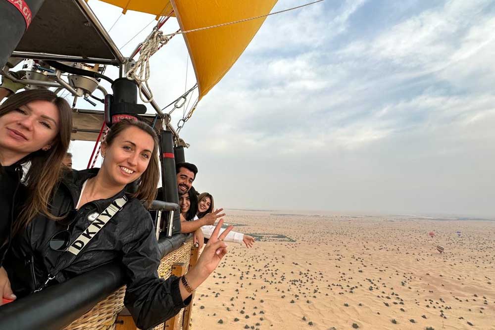 Ticket para Paseo en Globo Aerostático en Dubái - Volamos por todo Dubái y nuestro toque personal y experiencia profesional harán de tu vuelo un evento memorable. Programamos vuelos una vez al día, todos los días, durante todo el año. Nuestro objetivo es ofrecer Paseos en Globo Aerostático premium para que todos los disfruten. Nos esforzamos por hacer que tu Paseo en Globo Aerostático sobre el pintoresco Dubái sea una experiencia maravillosa que atesorarás durante años. Ticket para Paseo en Globo Aerostático en Dubái - Imagen 4 de 5