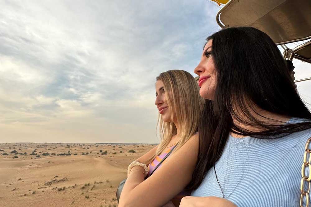 Ticket para Paseo en Globo Aerostático en Dubái - Volamos por todo Dubái y nuestro toque personal y experiencia profesional harán de tu vuelo un evento memorable. Programamos vuelos una vez al día, todos los días, durante todo el año. Nuestro objetivo es ofrecer Paseos en Globo Aerostático premium para que todos los disfruten. Nos esforzamos por hacer que tu Paseo en Globo Aerostático sobre el pintoresco Dubái sea una experiencia maravillosa que atesorarás durante años. Ticket para Paseo en Globo Aerostático en Dubái - Imagen 5 de 5