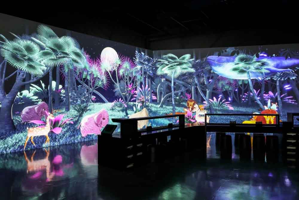 ARTEミュージアム ドバイ - ドバイモールにあるARTEミュージアム ドバイを発見してください。『永遠の自然』をテーマにした14のユニークなゾーンを備え、最先端技術、魅力的なサウンドスケープ、オリジナルの香りで五感を刺激する没入型アート体験を提供します。創造性と感覚的な没入が出会うARTEミュージアム ドバイで、これまでにないアート体験をお楽しみください。 ARTEミュージアム ドバイ - 画像 2 の 5
