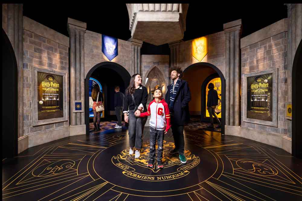 Harry Potter: The Exhibition at The Londoner Macao - Immergiti nel Mondo Magico con Harry Potter™: The Exhibition at The Londoner Macao. Vivi momenti iconici attraverso attività interattive, oggetti di scena reali e costumi autentici. Evoca il tuo Patronus, affronta un Hungarian Horntail e metti alla prova le tue abilità nel Quidditch™. Goditi una Butterbeer™ e acquista merchandise esclusivo di Harry Potter™. Non perdere questo viaggio magico al The Londoner Macao! Harry Potter: The Exhibition at The Londoner Macao - Immagine 4 di 5